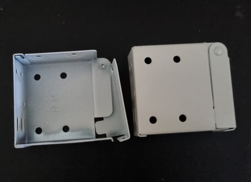 Fixing bracket 50mm white 2 Fixing bracket for venetian blinds - 50 x 50mm headrail - metal hinged - white